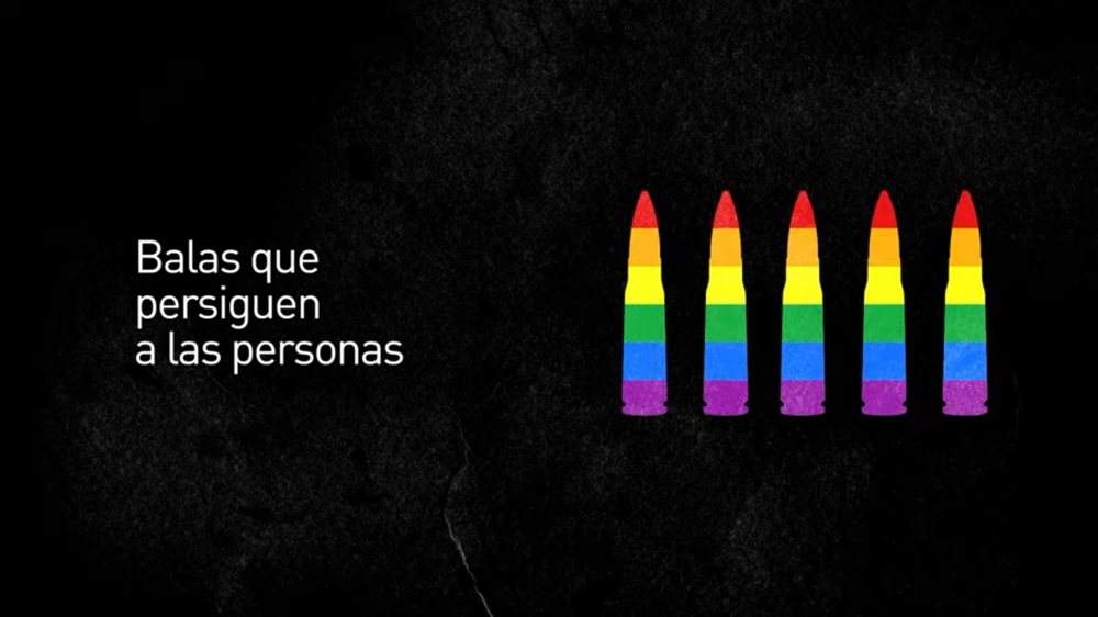 Fotograma: «Balas que persiguen a las personas», con balas pintadas con los colores del arcoíris.